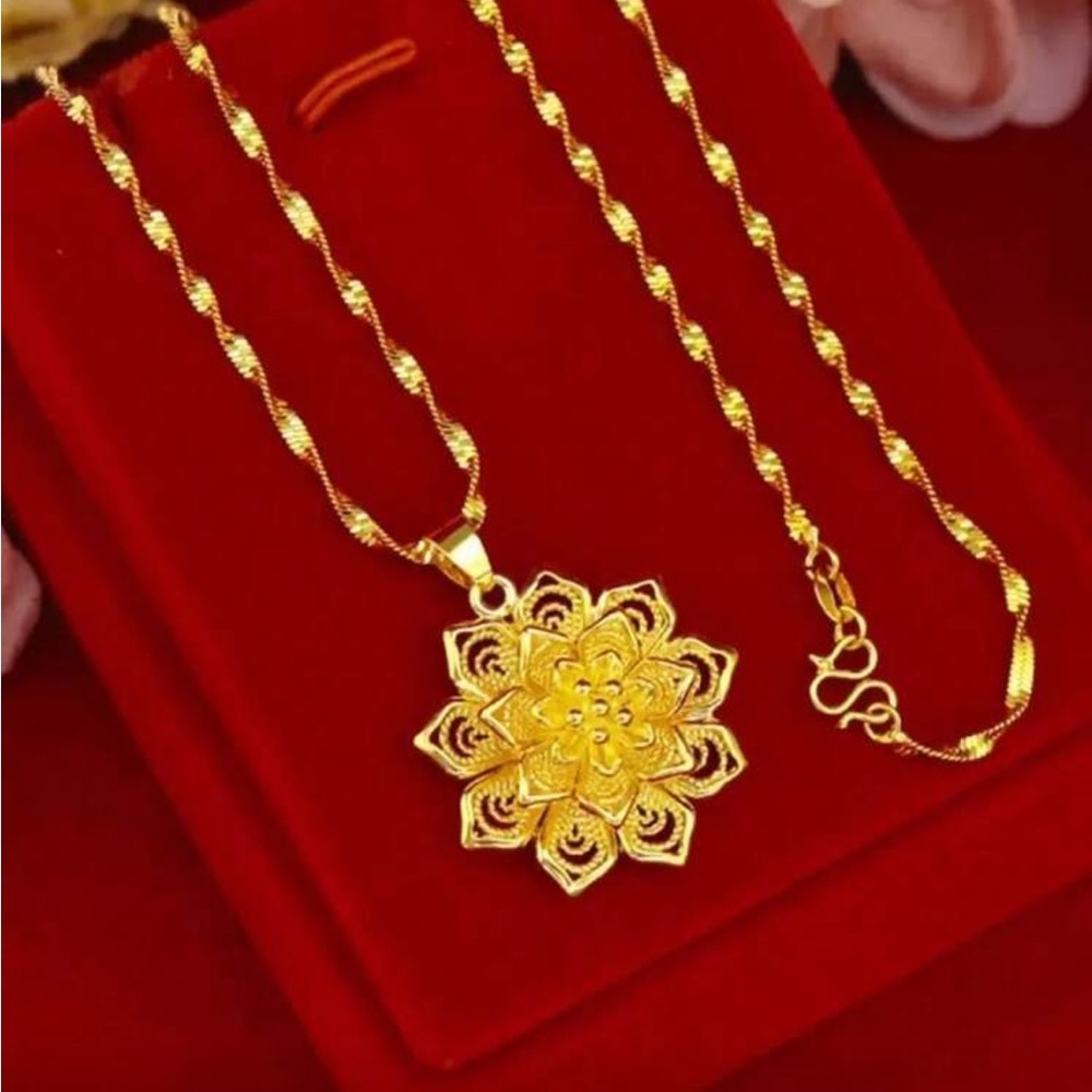 Elegant Gold Flower Pendant Necklace